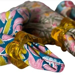 Set of 4 yellow flower lucite retro napkin rings.